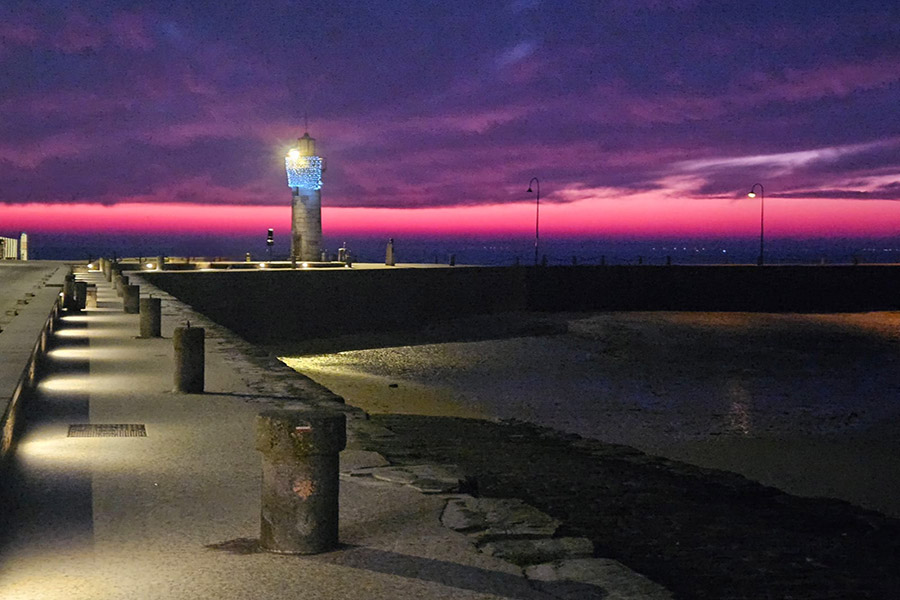 Phare du port à la tombée de la nuit
