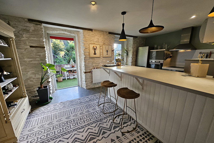 Espace cuisine et accès terrasse