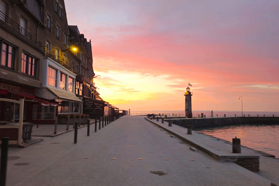 Rue du port au coucher de soleil