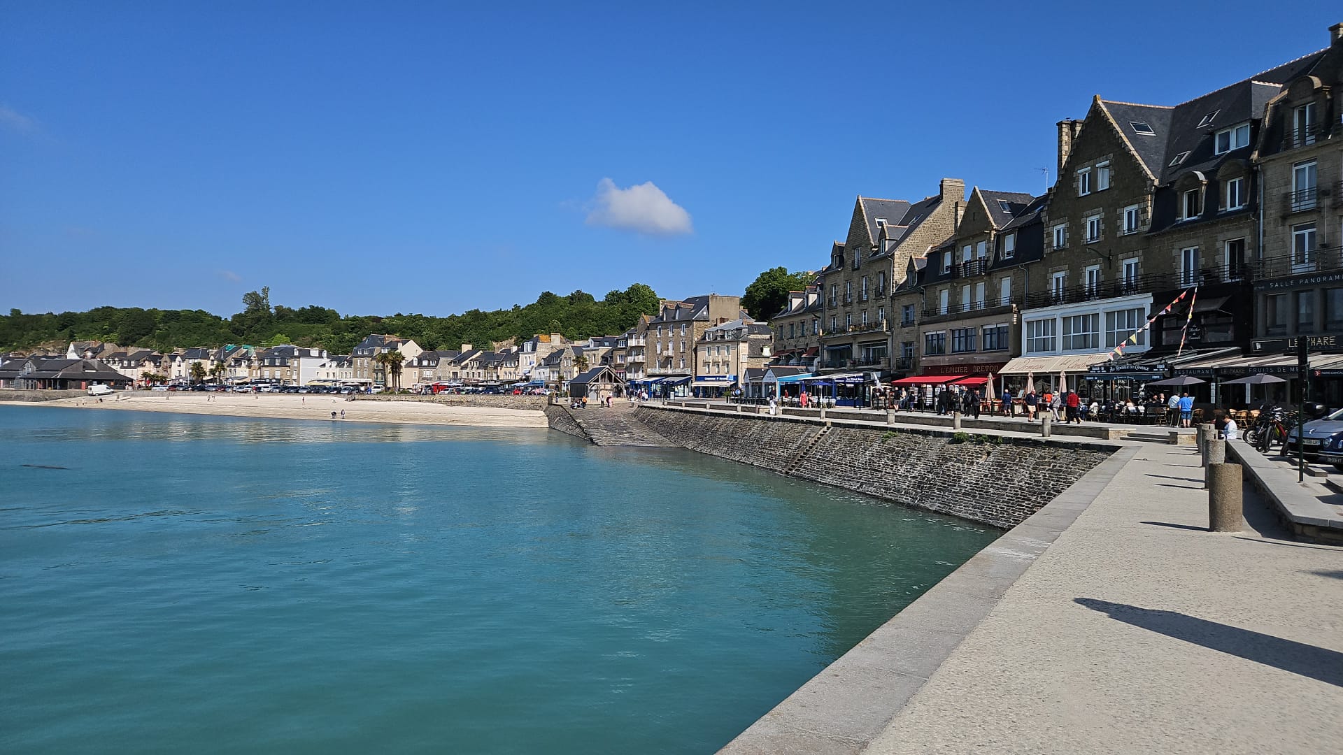 Vue du port et de la rue commerçante de Cancale